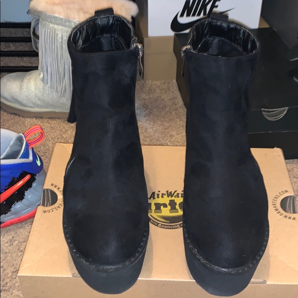 Black platforms shoes